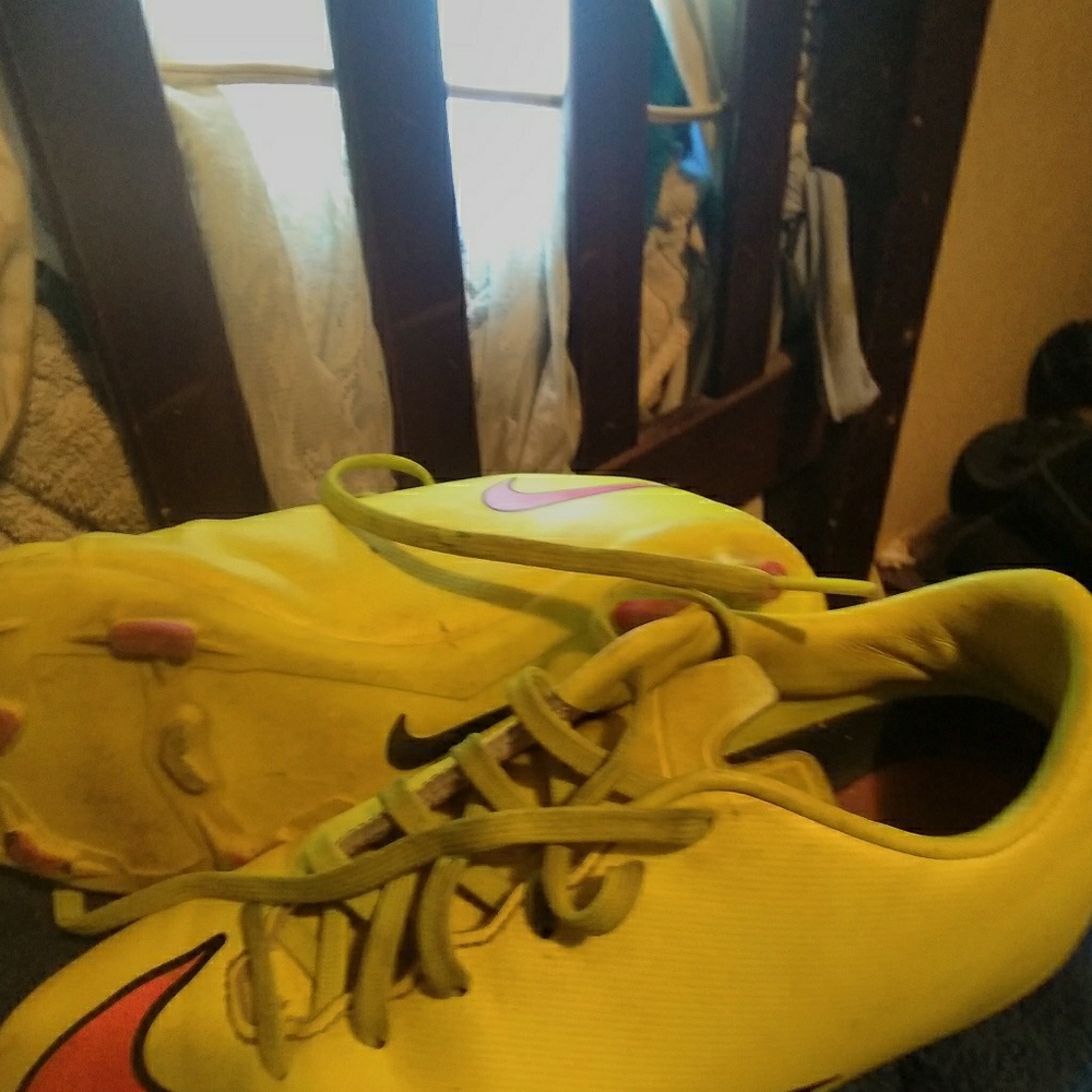 Girls Nike softball cleats